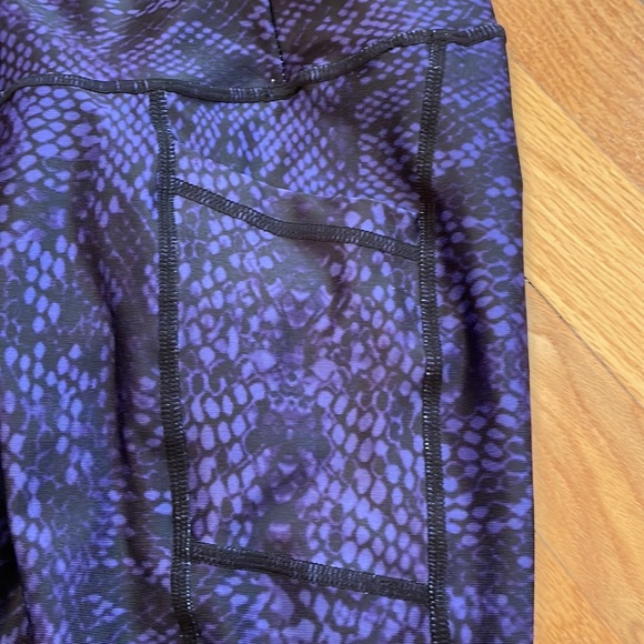 Lavaloka High Waisted Leggings. Size Medium. Cell Phone Pockets. NWT!! - Picture 6 of 9